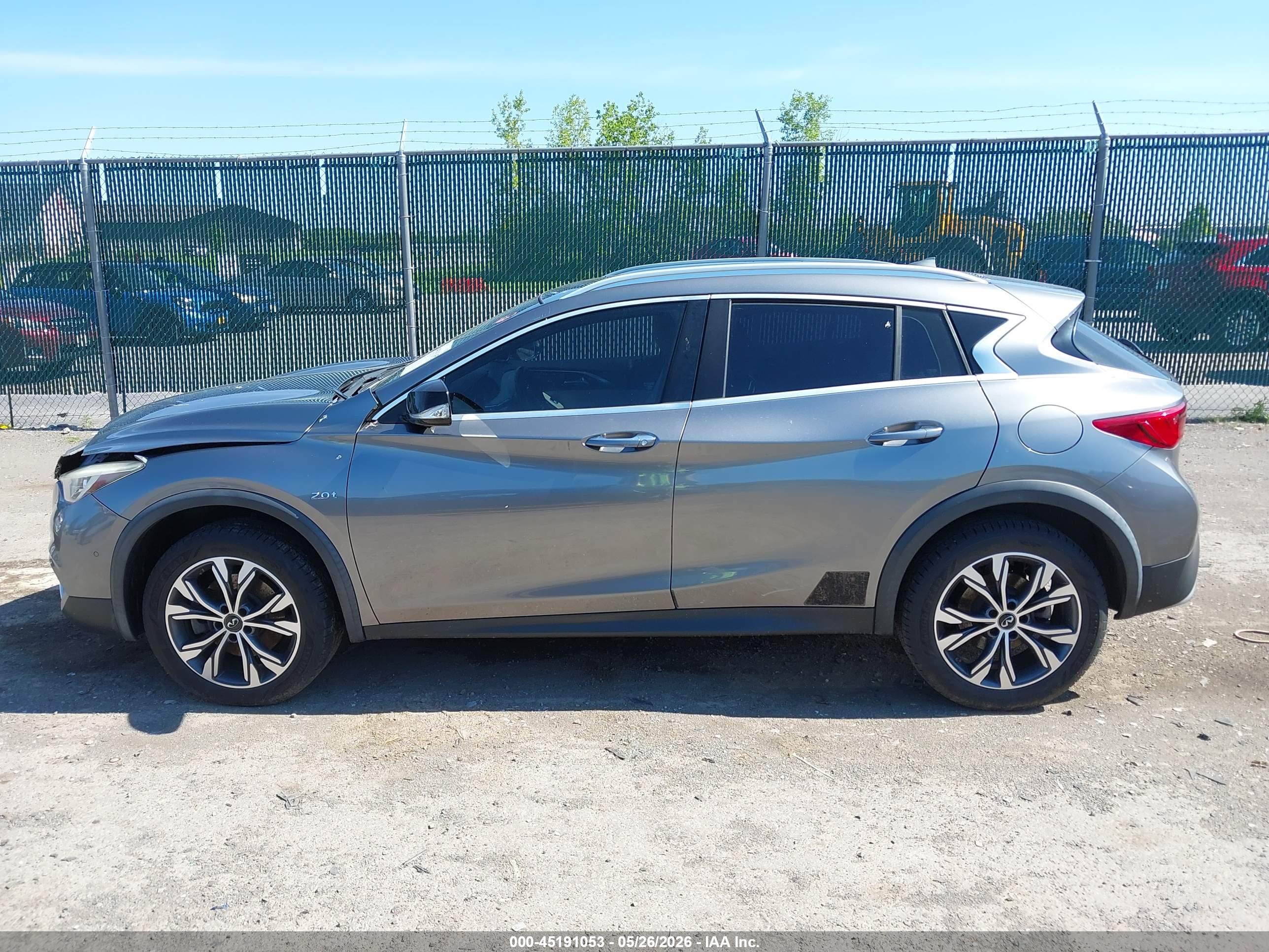 2017 INFINITI QX30 LUXURY/PREMIUM