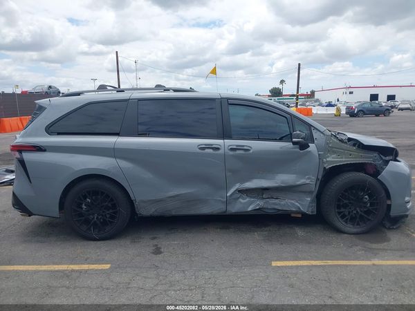 2025 TOYOTA SIENNA XSE