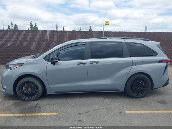 2025 TOYOTA SIENNA XSE