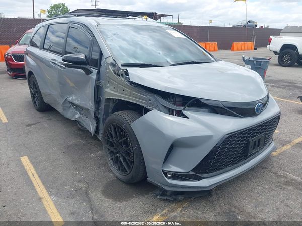 2025 TOYOTA SIENNA XSE