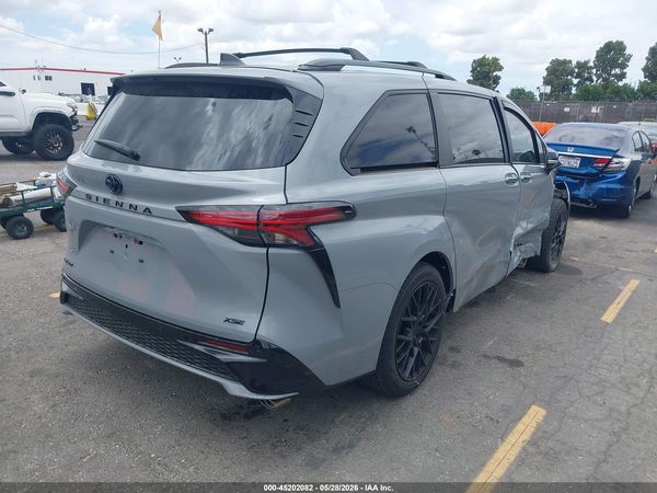 2025 TOYOTA SIENNA XSE