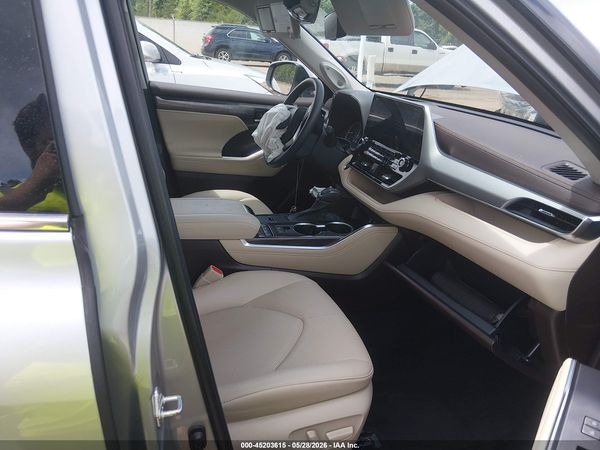 2022 TOYOTA HIGHLANDER PLATINUM