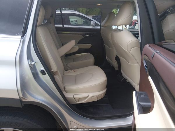 2022 TOYOTA HIGHLANDER PLATINUM
