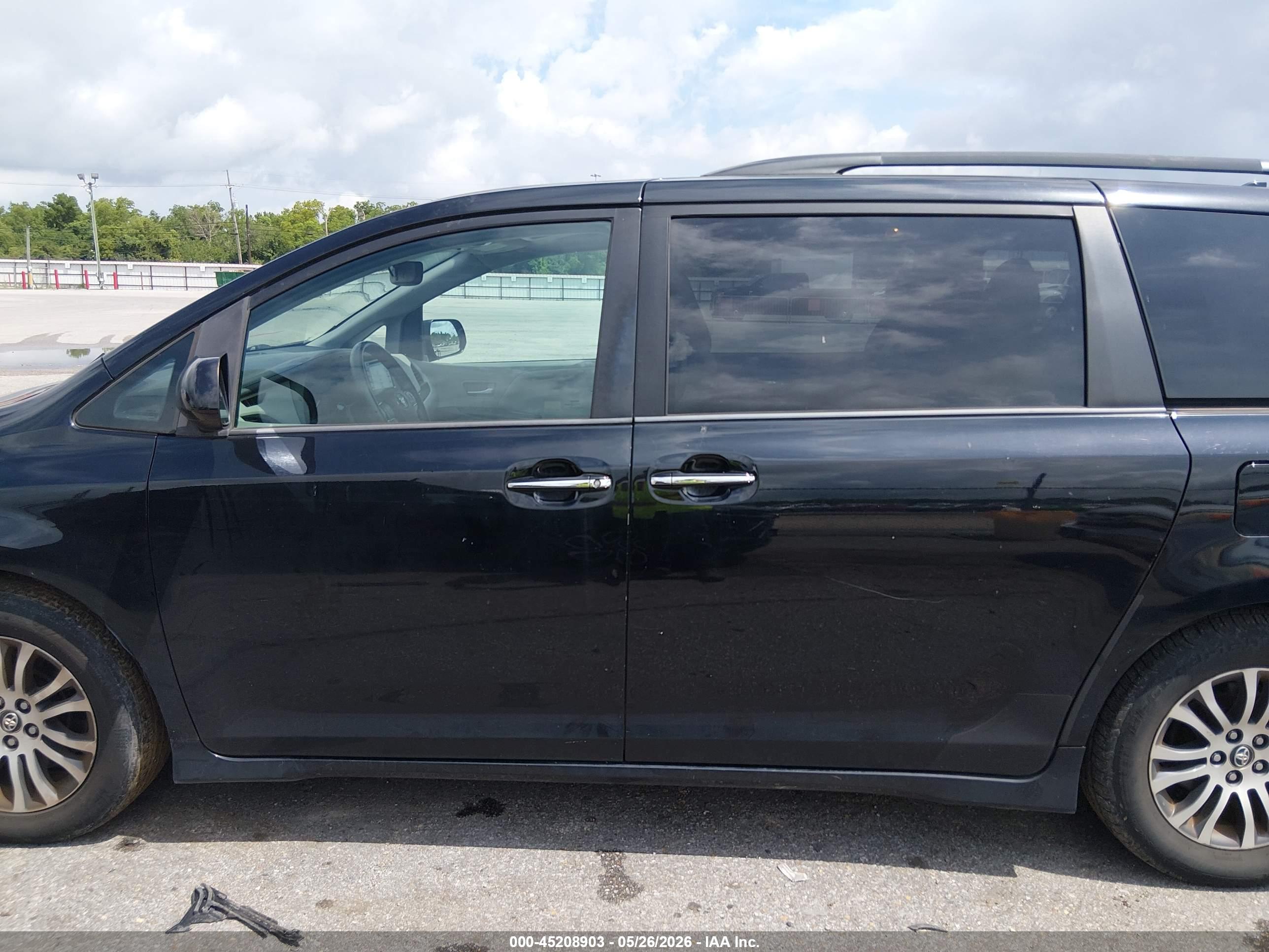 2018 TOYOTA SIENNA XLE 8 PASSENGER