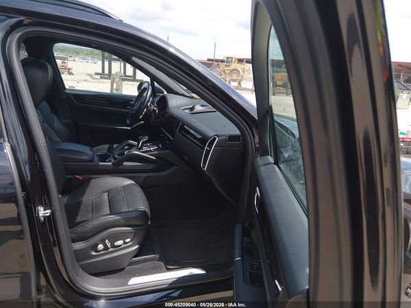2019 PORSCHE CAYENNE