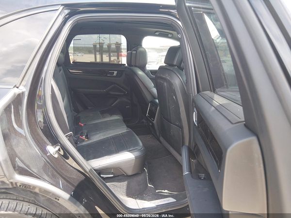 2019 PORSCHE CAYENNE