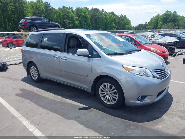 2015 TOYOTA SIENNA XLE 8 PASSENGER — I1