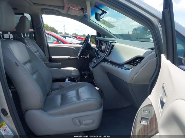 2015 TOYOTA SIENNA XLE 8 PASSENGER — I5