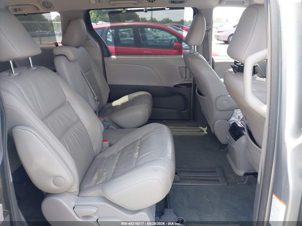 2015 TOYOTA SIENNA XLE 8 PASSENGER — I8