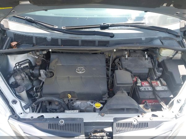 2015 TOYOTA SIENNA XLE 8 PASSENGER — I10