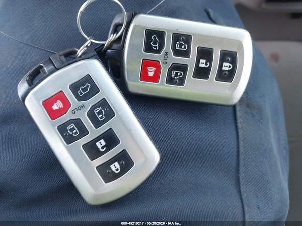 2015 TOYOTA SIENNA XLE 8 PASSENGER — I11