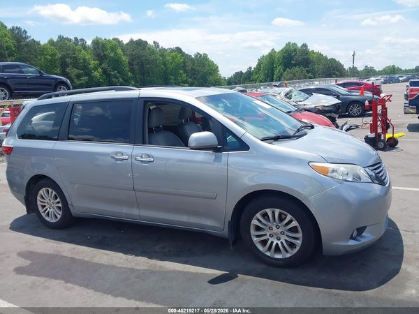 2015 TOYOTA SIENNA XLE 8 PASSENGER — I116