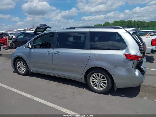 2015 TOYOTA SIENNA XLE 8 PASSENGER — I117