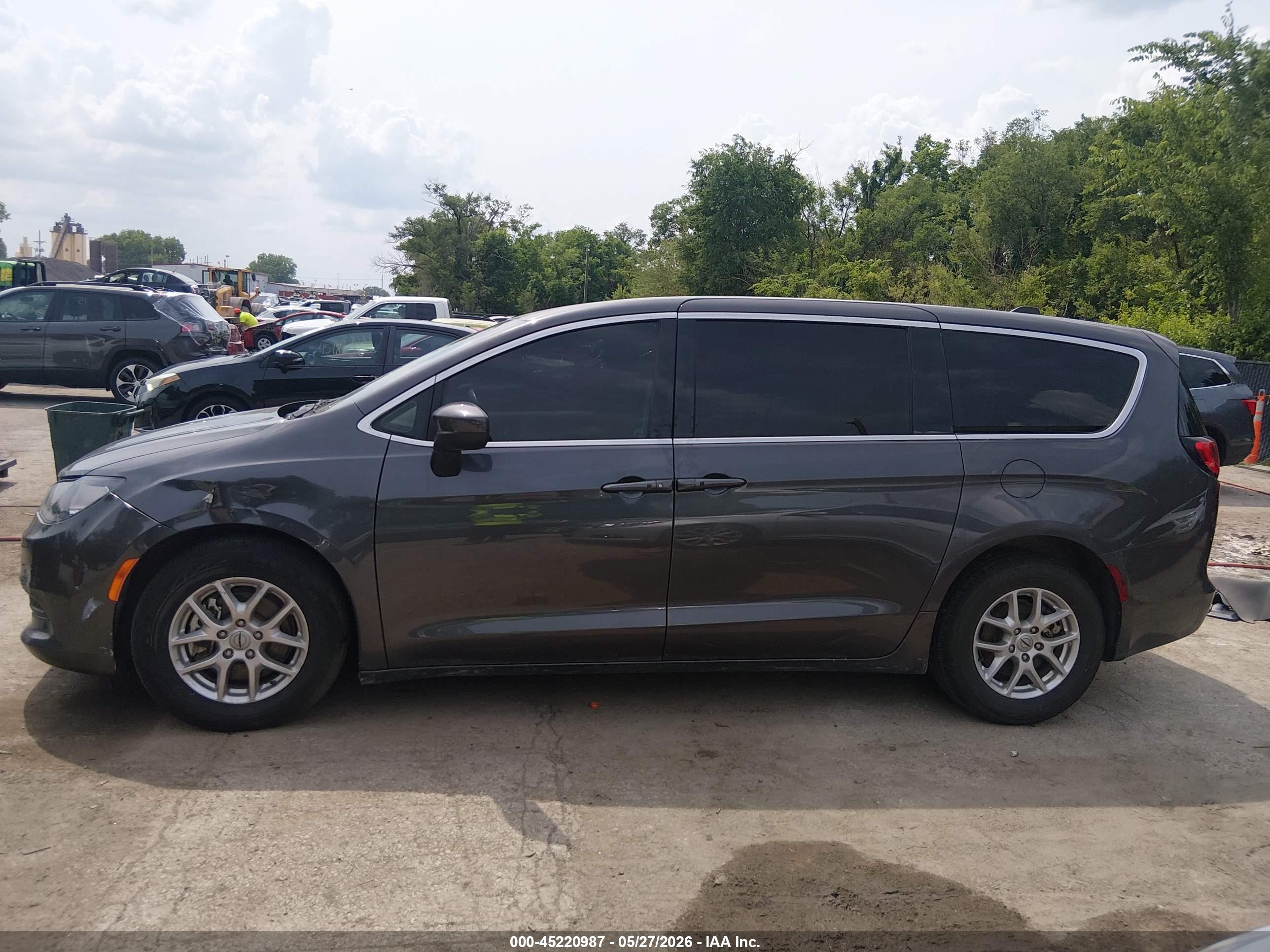 2023 CHRYSLER VOYAGER LX