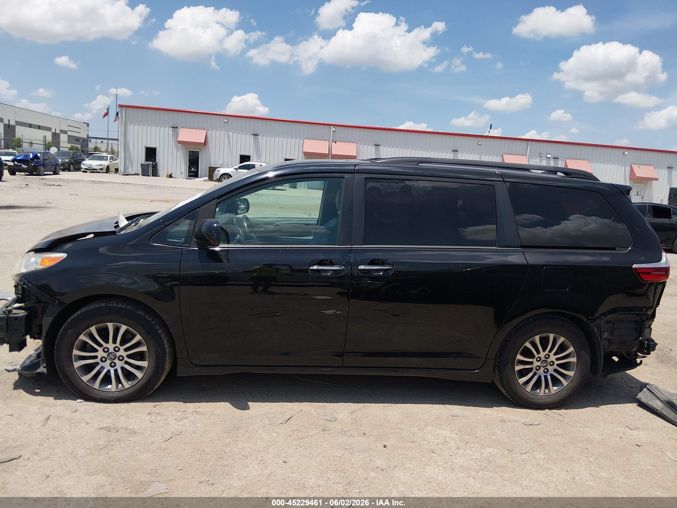 2020 TOYOTA SIENNA XLE