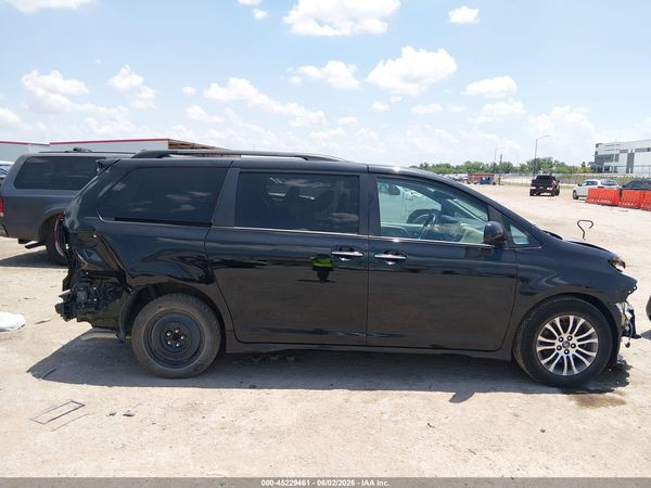 2020 TOYOTA SIENNA XLE