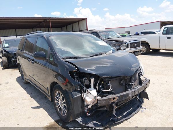 2020 TOYOTA SIENNA XLE