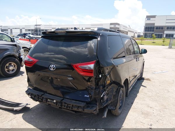 2020 TOYOTA SIENNA XLE