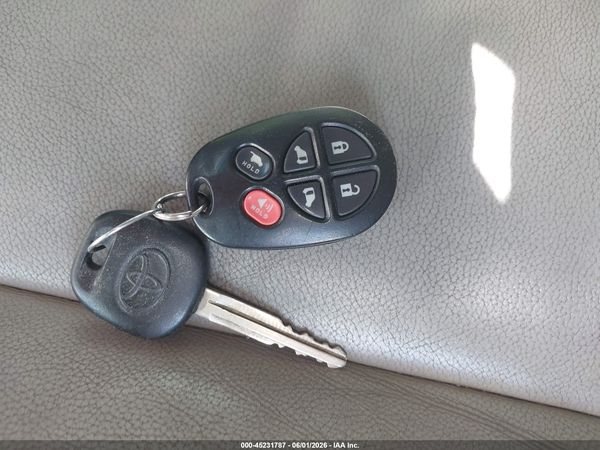 2013 TOYOTA SIENNA XLE/LIMITED