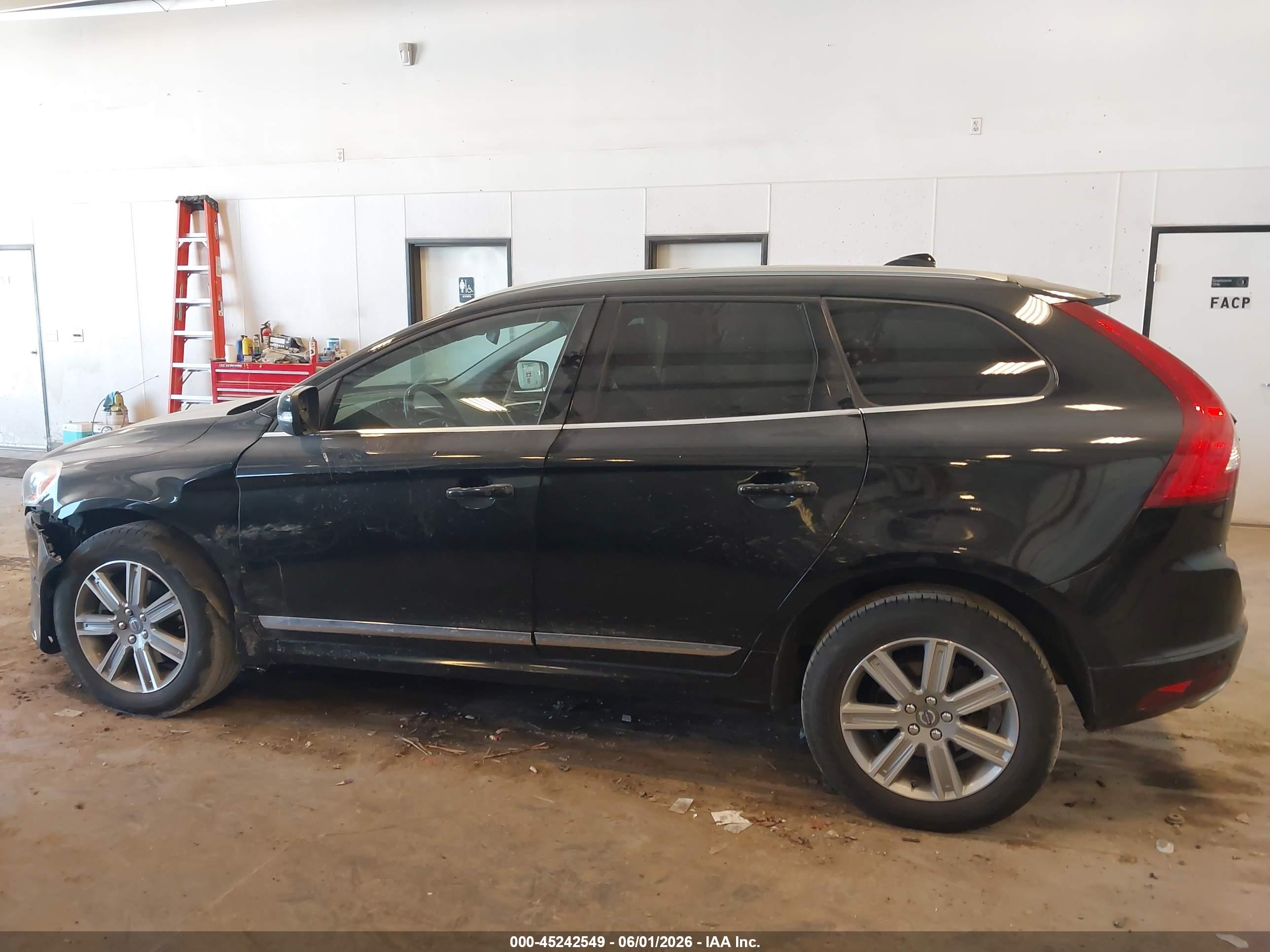 2017 VOLVO XC60 T5 INSCRIPTION
