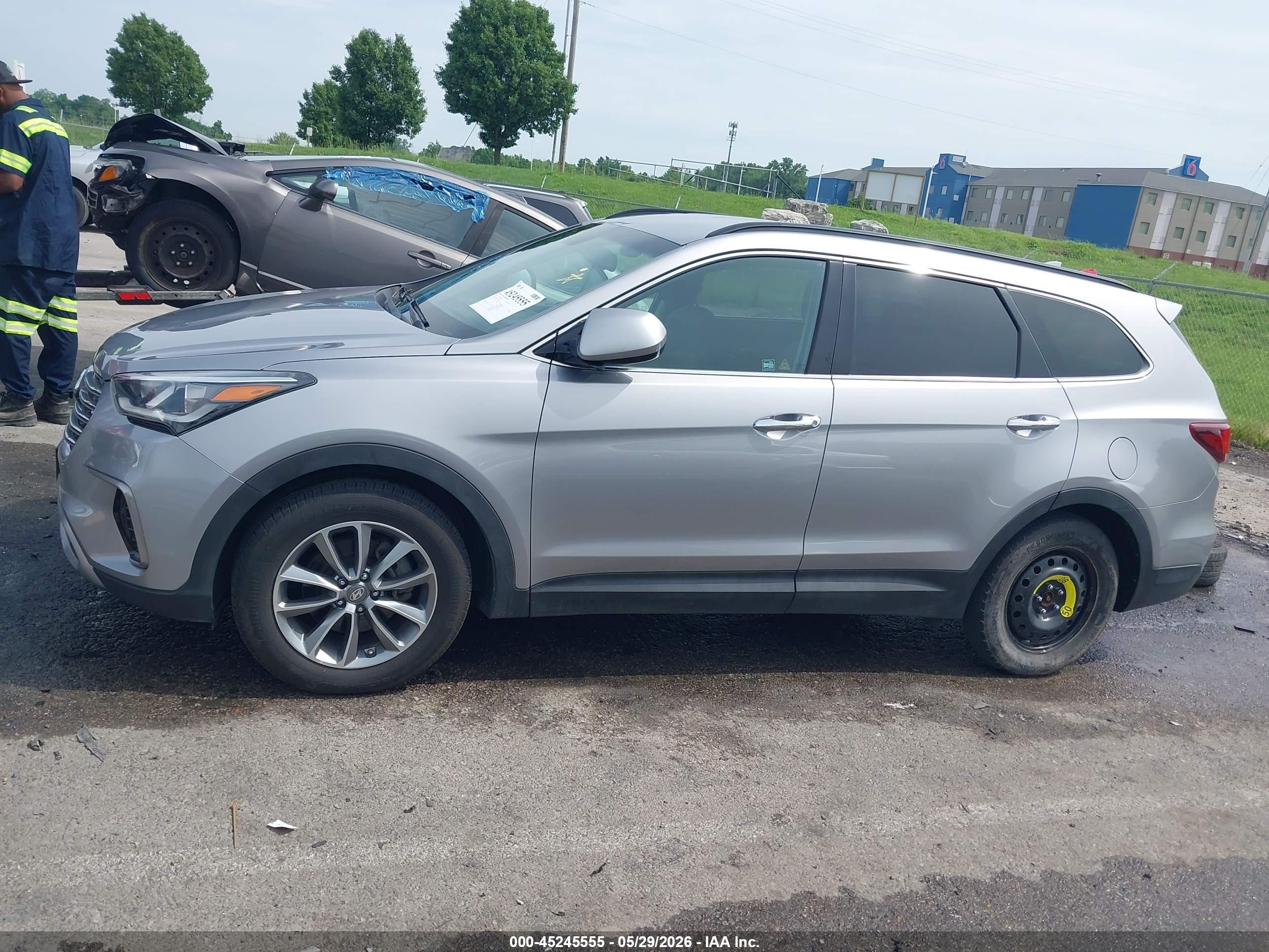 2017 HYUNDAI SANTA FE SE