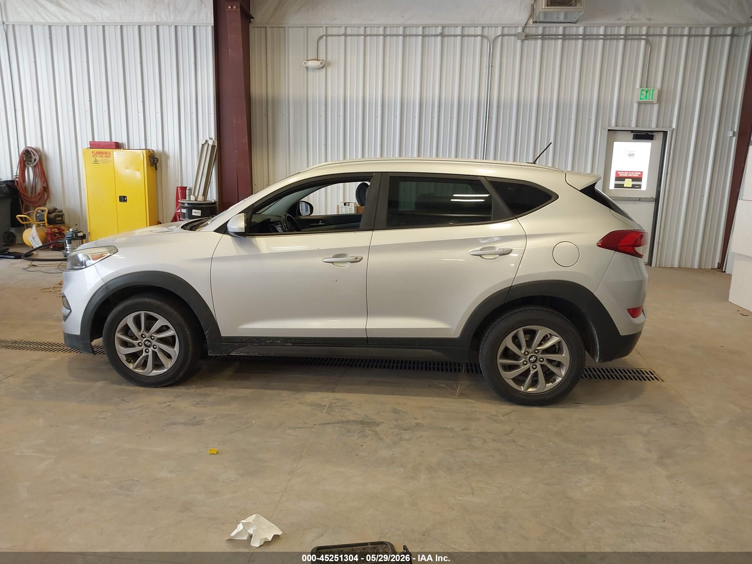 2016 HYUNDAI TUCSON SE