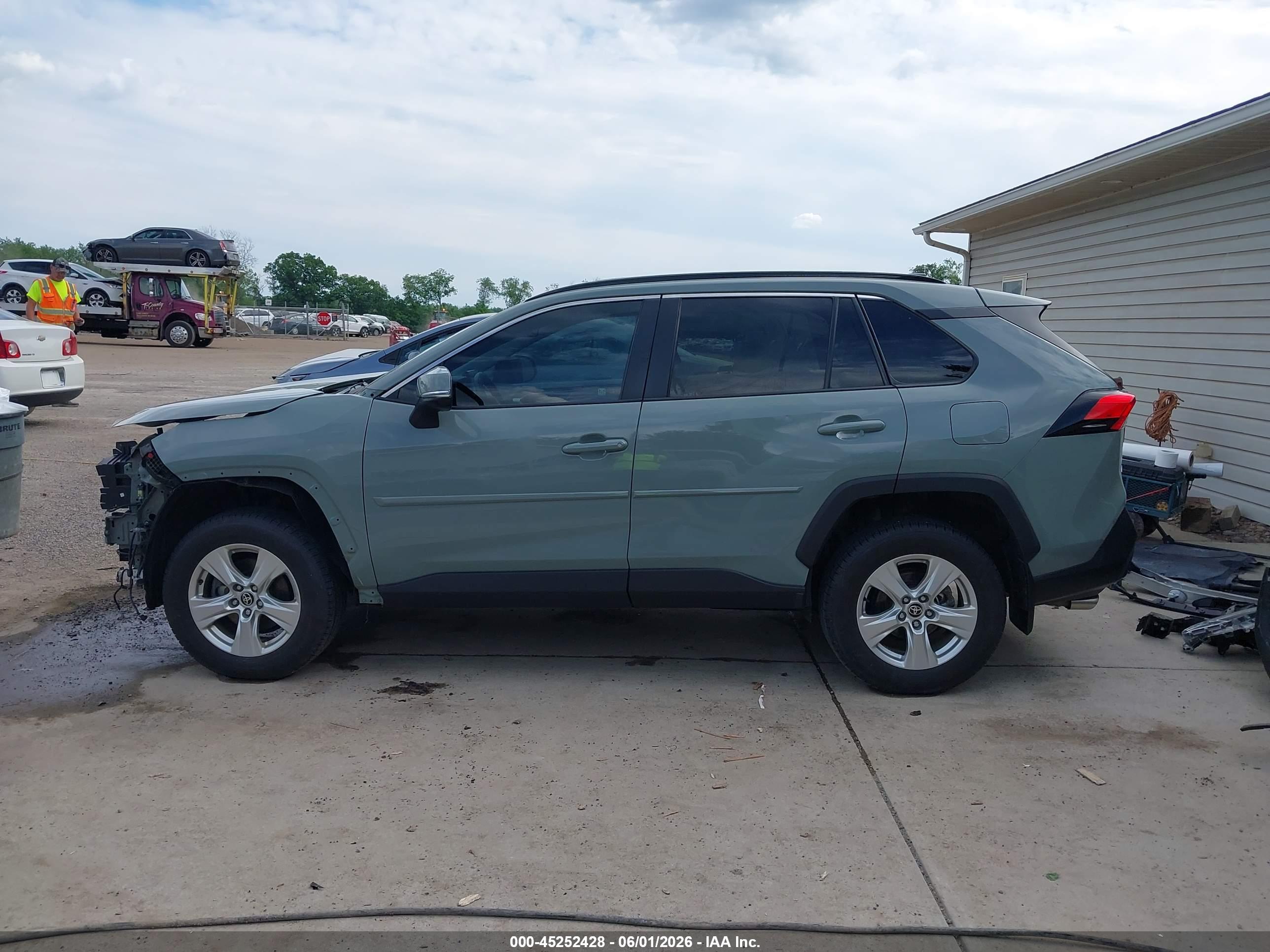 2021 TOYOTA RAV4 XLE