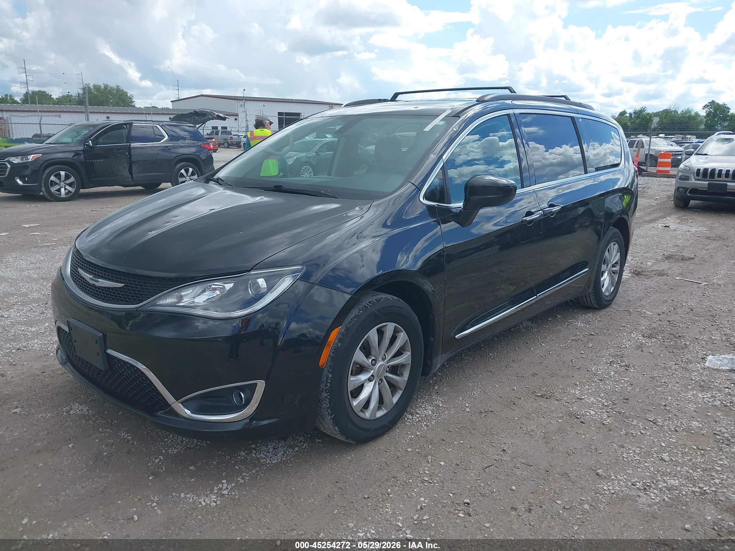 2017 CHRYSLER PACIFICA TOURING-L — I2
