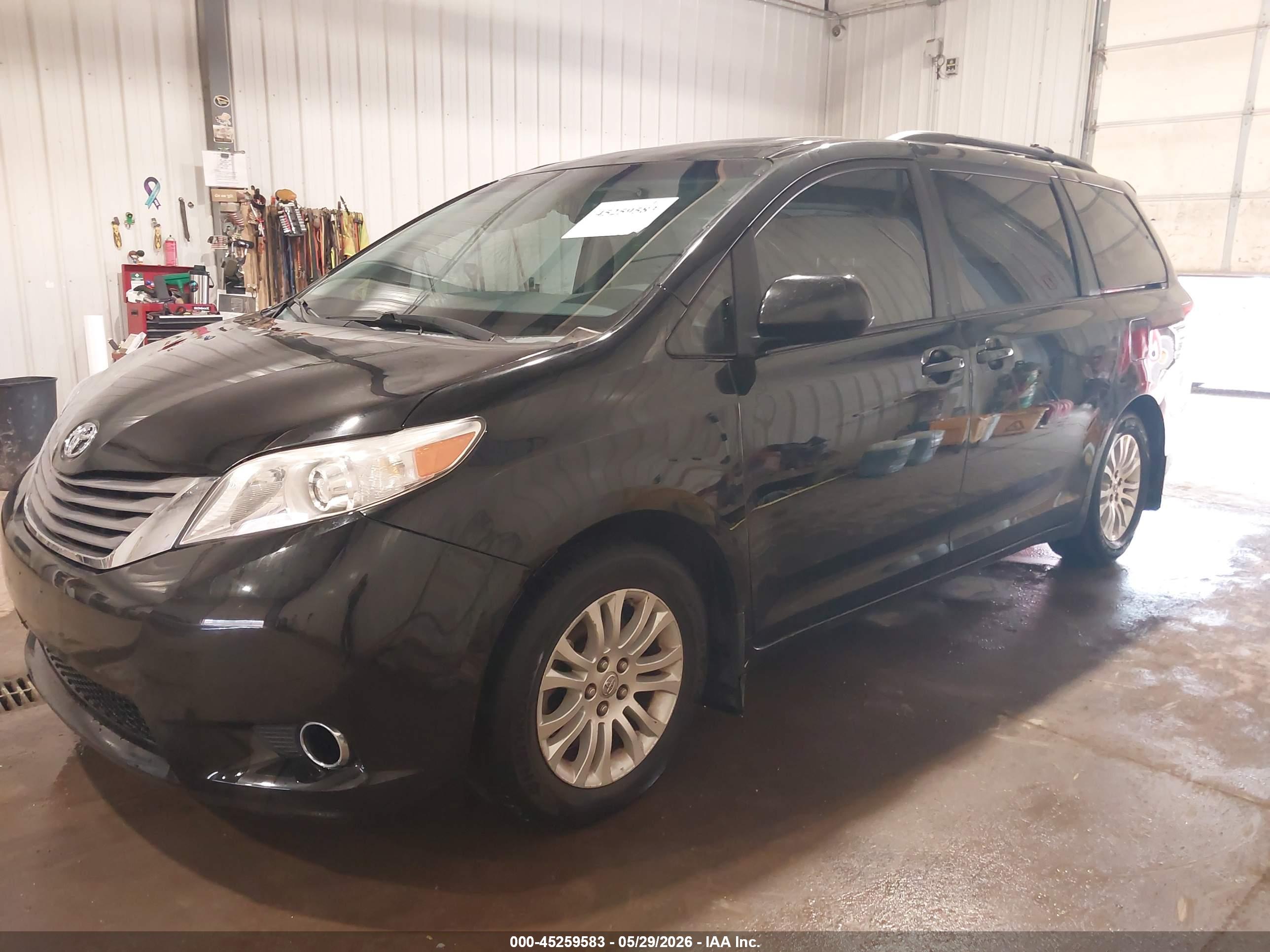 2013 TOYOTA SIENNA XLE V6 8 PASSENGER — I2
