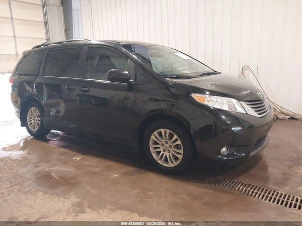 2013 TOYOTA SIENNA XLE V6 8 PASSENGER — I1