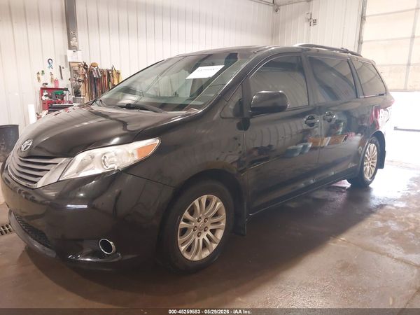 2013 TOYOTA SIENNA — I2