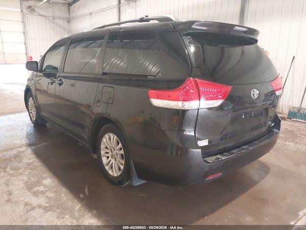 2013 TOYOTA SIENNA XLE V6 8 PASSENGER — I3