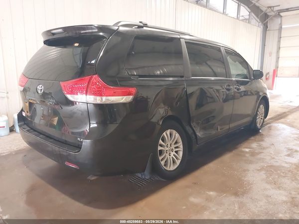 2013 TOYOTA SIENNA XLE V6 8 PASSENGER — I4