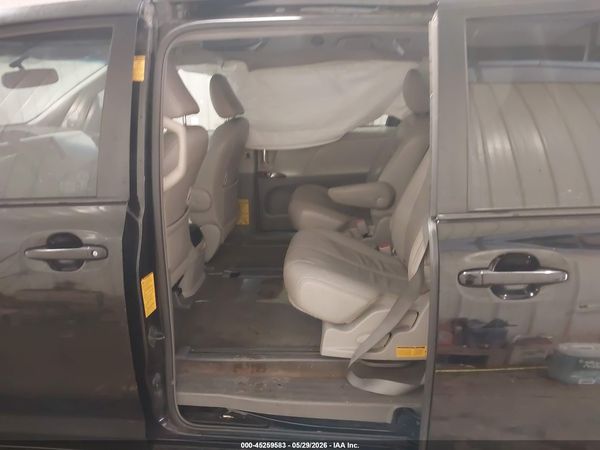 2013 TOYOTA SIENNA XLE V6 8 PASSENGER — I8