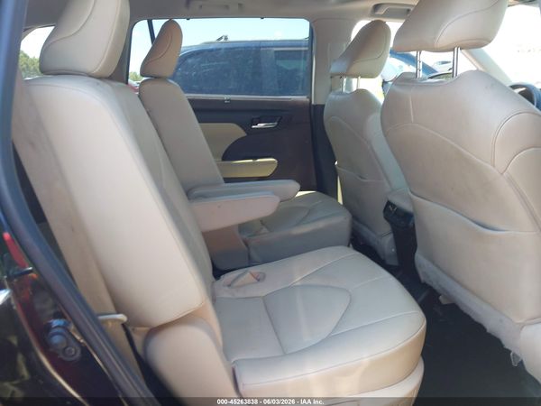 2022 TOYOTA HIGHLANDER XLE