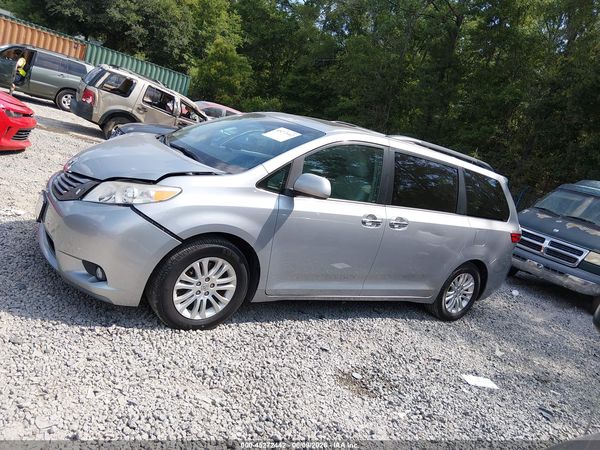 2015 TOYOTA SIENNA XLE 8 PASSENGER