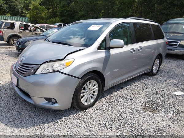 2015 TOYOTA SIENNA XLE 8 PASSENGER
