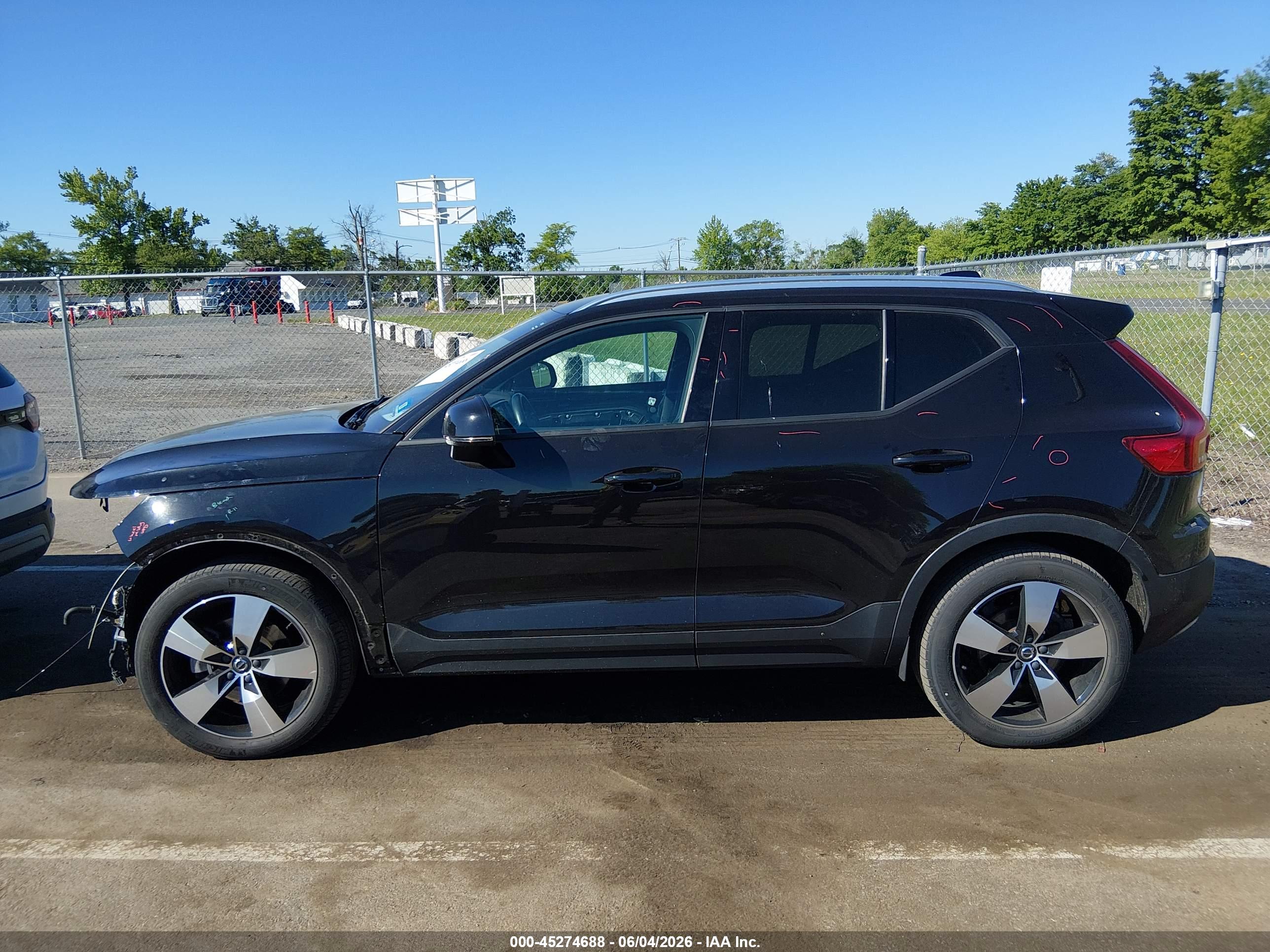 2020 VOLVO XC40 T5 MOMENTUM