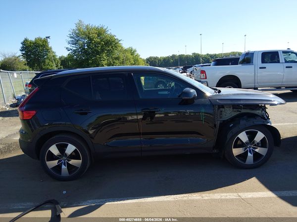 2020 VOLVO XC40 T5 MOMENTUM