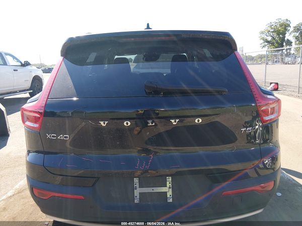 2020 VOLVO XC40 T5 MOMENTUM