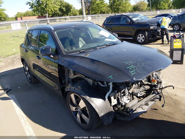 2020 VOLVO XC40 T5 MOMENTUM