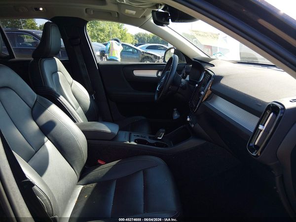 2020 VOLVO XC40 T5 MOMENTUM