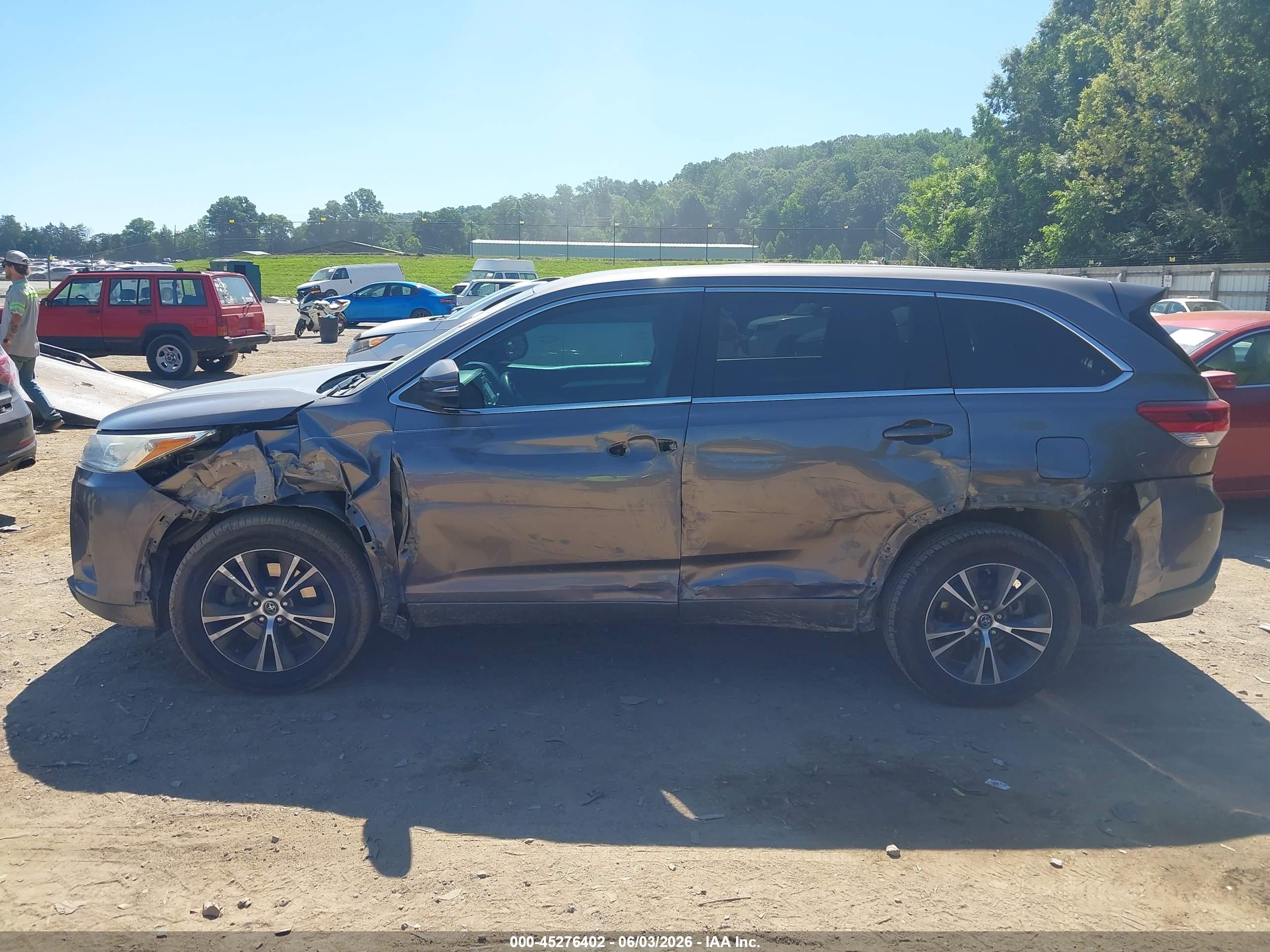 2018 TOYOTA HIGHLANDER LE