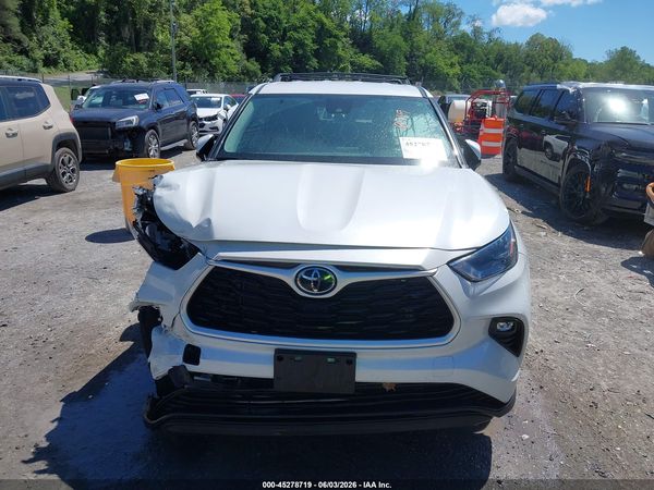 2022 TOYOTA HIGHLANDER LE