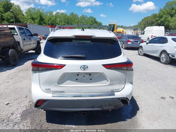 2022 TOYOTA HIGHLANDER LE