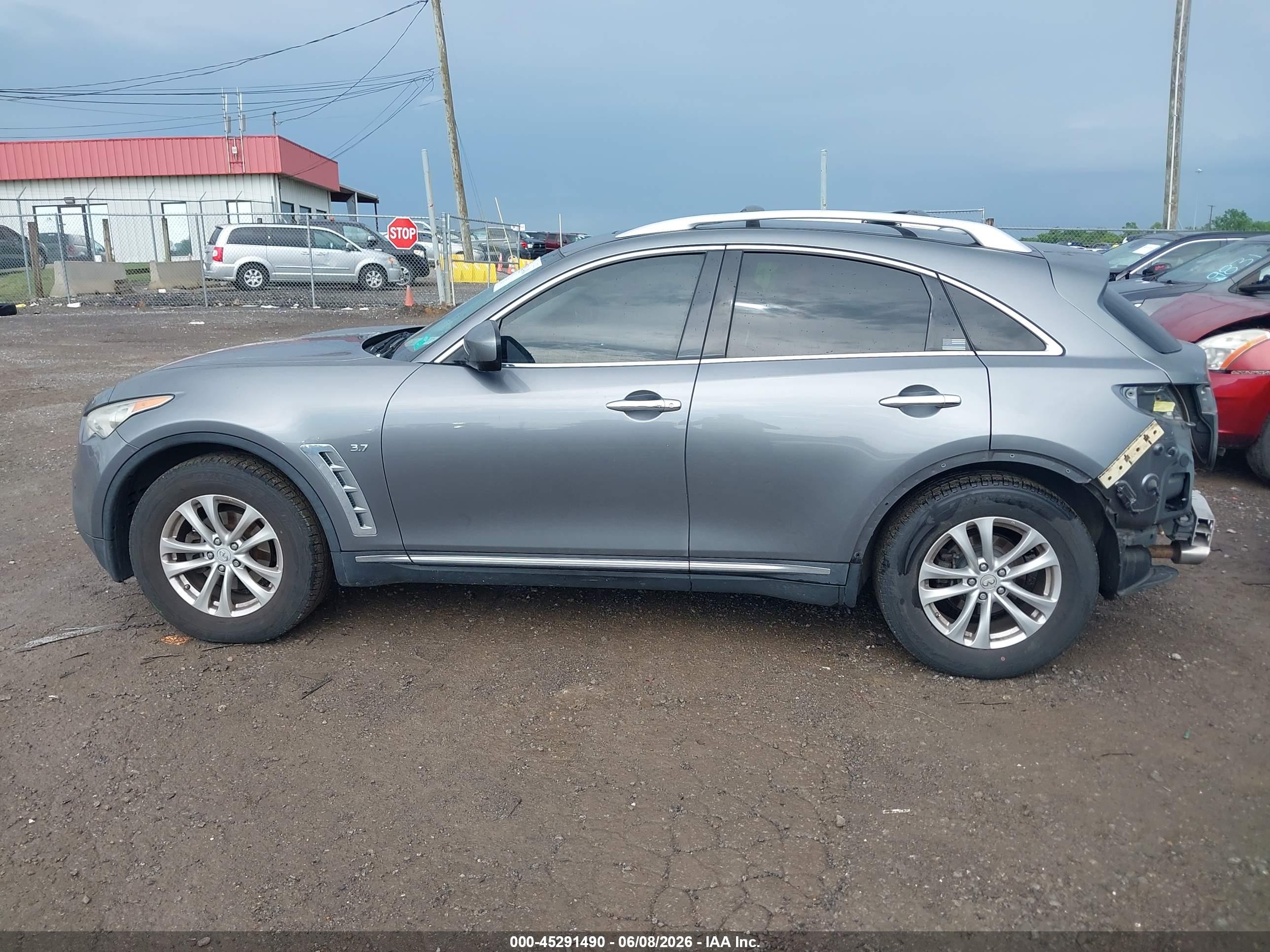 2016 INFINITI QX70