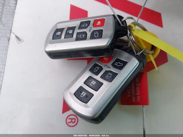 2012 TOYOTA SIENNA XLE V6 8 PASSENGER — I11