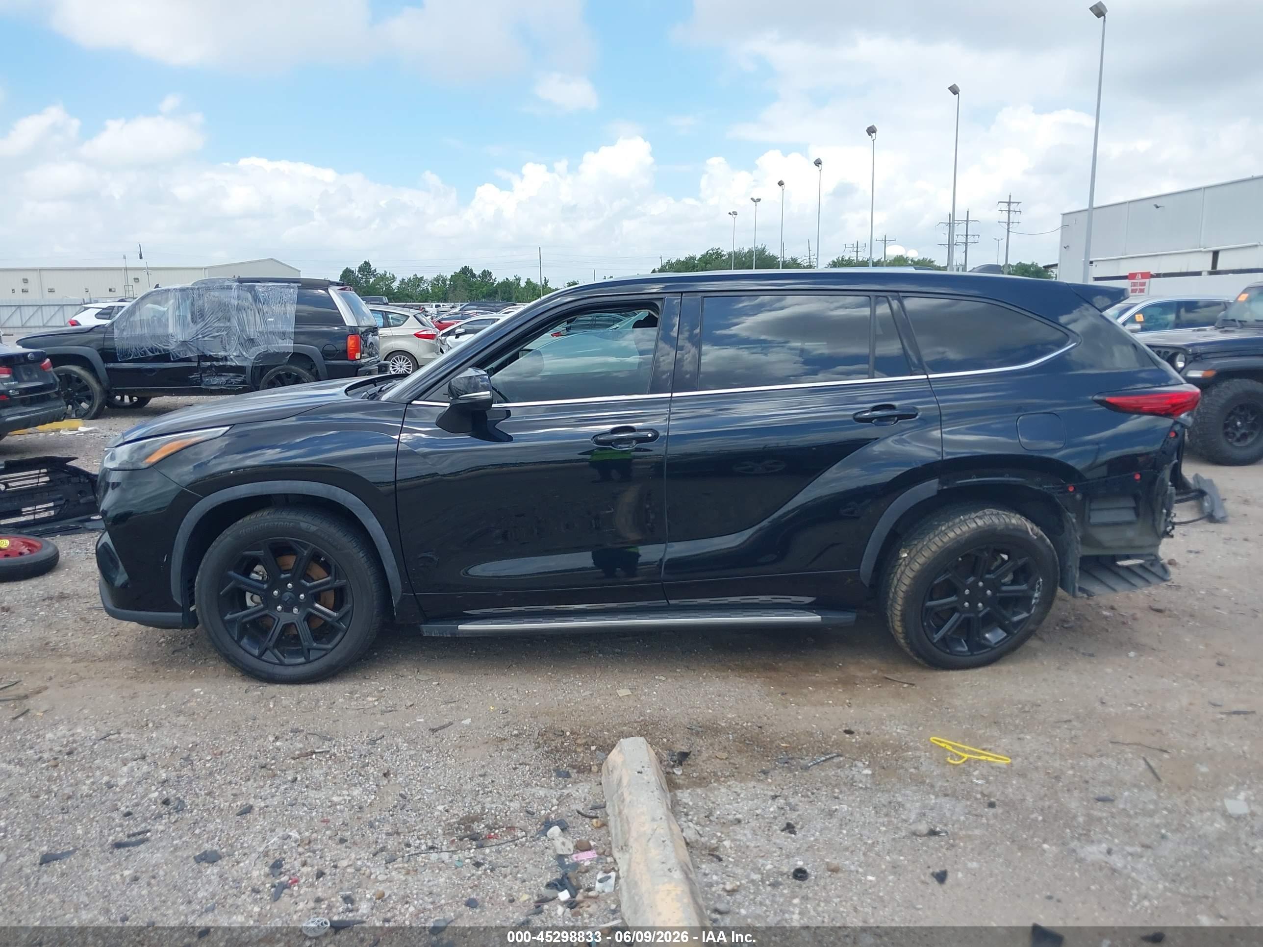 2022 TOYOTA HIGHLANDER LE