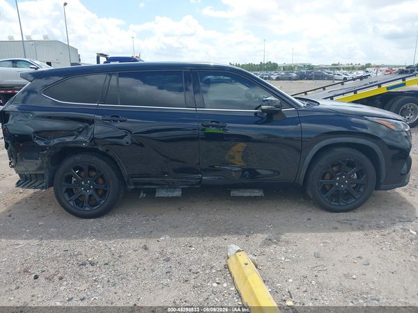 2022 TOYOTA HIGHLANDER LE