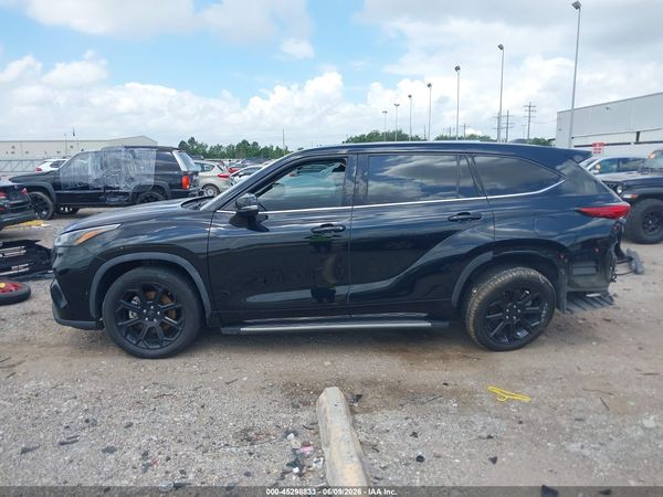 2022 TOYOTA HIGHLANDER LE
